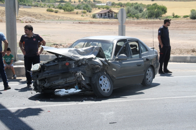 Elazığ’da otomobil kırmızı ışıkta duran araca çarptı: 5 yaralı
