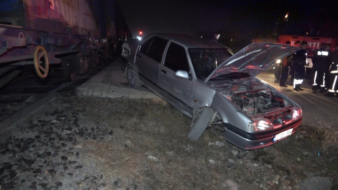 Elazığ’da otomobil trene çarptı