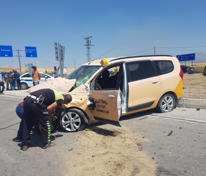 Elazığ’da pikap ile otomobil çarpıştı: 3 yaralı