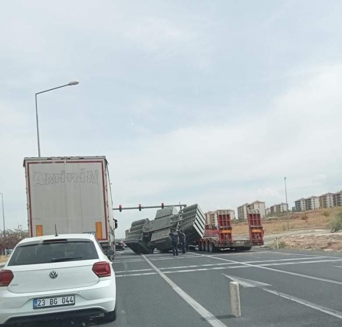 Elazığ'da trafo yüklü tır yan yattı