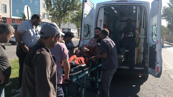 Elazığ’da yolun karşısına geçen kadına çarpan sürücü kaçtı