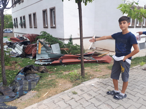 Erzincan’da şiddetli rüzgar çatıları uçurdu