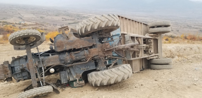 Erzincan’da traktörün devrilmesi sonucu sürücü yaralandı