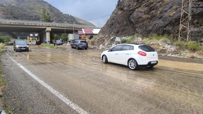 erzurum-artvin-karayolunda-heyelan-ula-m-tek-eritten-sa-lan-yor