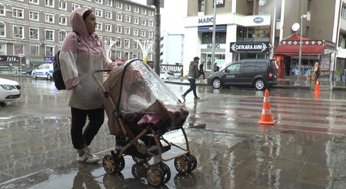 Erzurum’da aniden bastıran yağmur ve dolu hayatı olumsuz yönde etkiledi