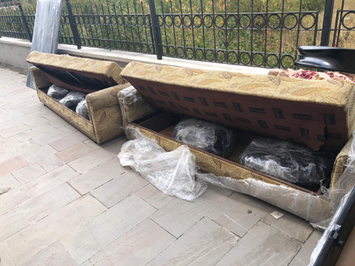 Erzurum’da kanepe içerisine gizlenmiş 105 kilogram esrar ele geçirildi