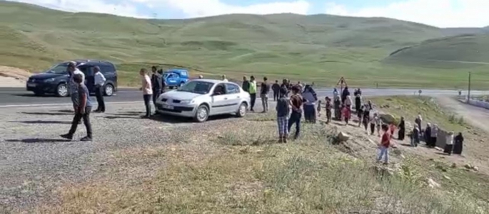 Erzurum’da kaza sonrası köylüler yolu trafiğe kapattı