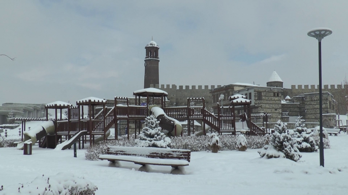 Erzurum'da kış geri geldi