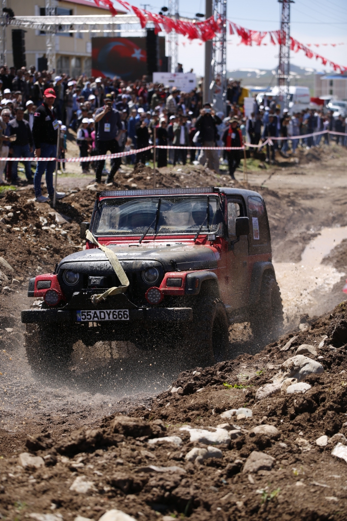 Erzurum’da yapılan off-road yarışları nefesleri kesti
