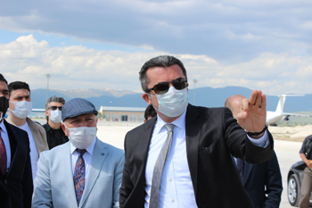 Erzurum Havalimanı pisti bitmeyince Vali çıldırdı