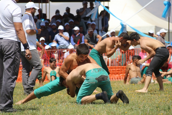 Erzurum Ovası Güreş Festivali'nde güreşçiler nefes kesti
