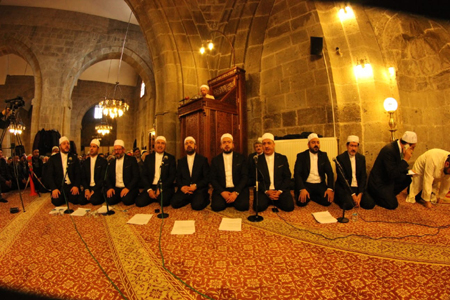 Erzurum’un 487 yıllık geleneği ‘Bin bir hatim’ duası için eller semaya açıldı