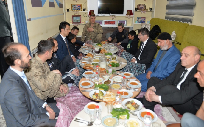 Erzurum Valisi Memiş, Atmaca ailesinin iftar sofrasına konuk oldu