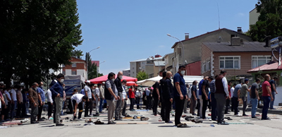 Güvenli mesafe bir tek Cuma Namazında