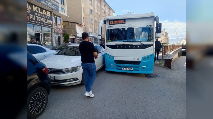 Hatalı parklar trafiği felç ediyor