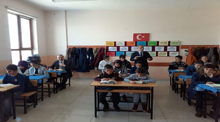 Hem okudular hem hediye aldılar