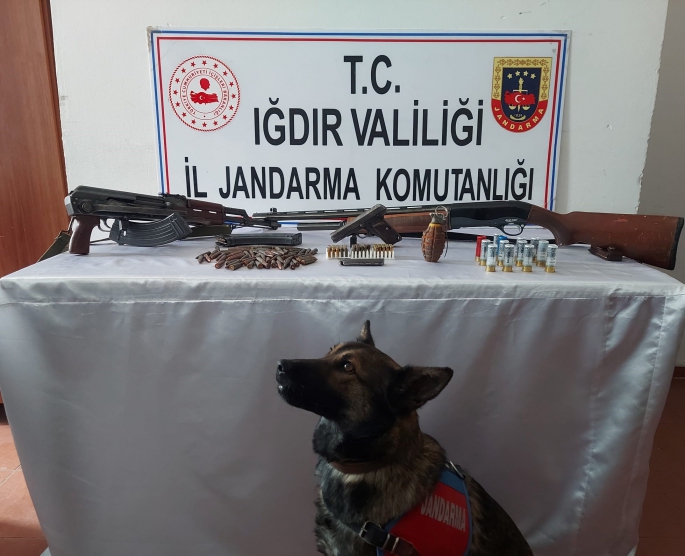 Iğdır'da kalaşnikof silah ve parça tesirli el bombası ele geçirildi