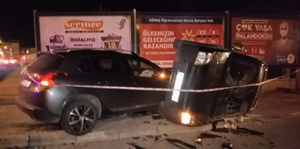 İki otomobil kavşakta çarpıştı, takla atan araç kaldırımda yürüyen yayanın üzerine devrildi