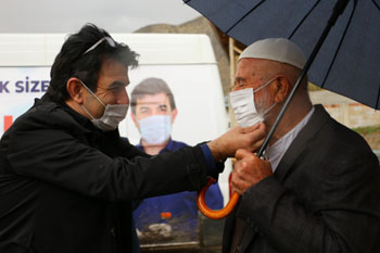 İspir Belediyesi 130 bin maske dağıttı