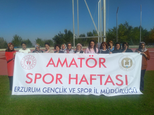 Kadın çalışanlar voleybol oynayarak mesailerine başladı
