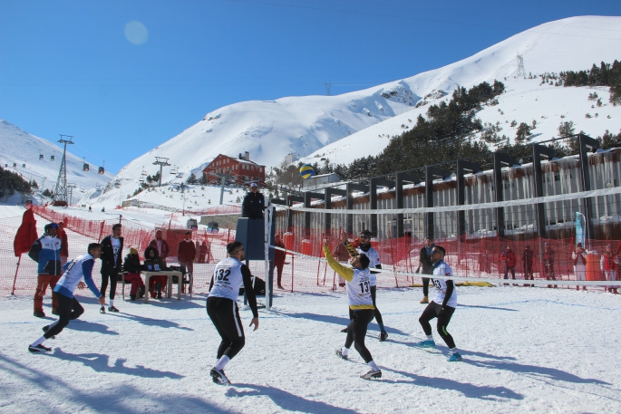 Kar üstünde voleybol nefesleri kesiyor