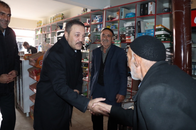 Karataş Çat’ta muhtar ve esnafla bir araya geldi