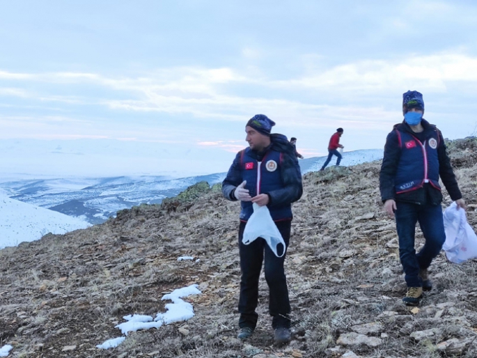 Karla kaplı dağlara yiyecek bıraktılar