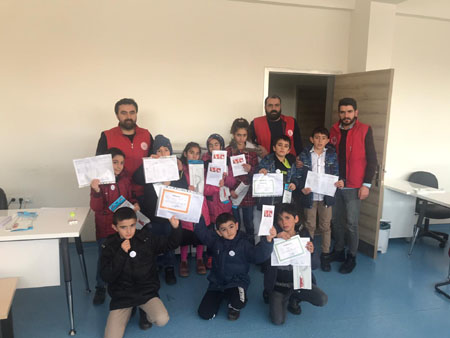 Karnesini alan gençlik merkezine koştu