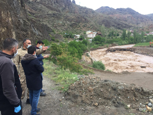Kaymakam Eker, sel sonrası bölgede incelemelerde bulundu
