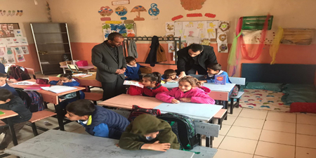 Kaymakam İlhan sorunları yerinde dinliyor