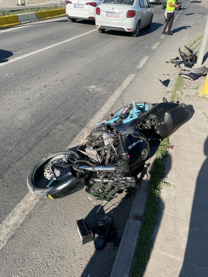 Kırmızı ışık ihlali yapan motosiklet sürücüsü bisiklete çarptı: 3 yaralı