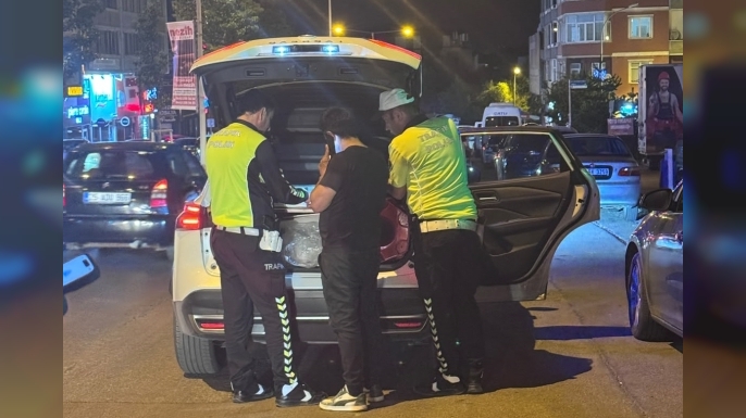 Kırmızı ışıkta direksiyon başında uyuyakaldı