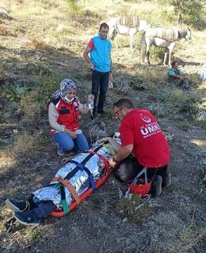 Kırsalda attan düşen veteriner helikopterle kurtarıldı