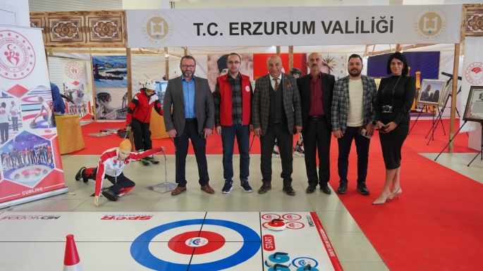 Kış ve buz sporları standına yoğun ilgi