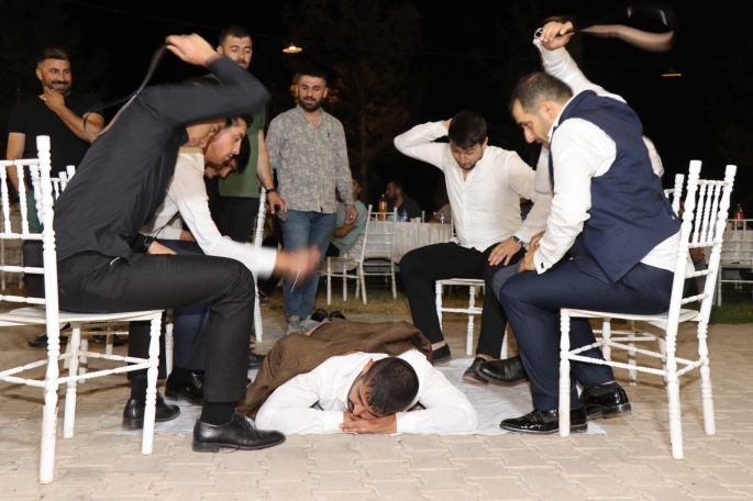 Kısır gecesinde damat ve sağdıçlar gece boyu sopa yedi
