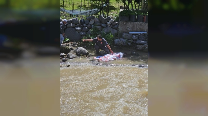 Köprüde barfiks çekerken dereye düşen genç hayatını kaybetti