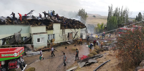Köyde çıkan yangında 3 ev ve 2 ahır kullanılamaz hale geldi