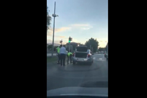 Lastiği patlayan sürücüye polisler yardım etti