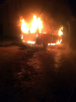 Mahalle muhtarına ait minibüs gece yarısı yandı