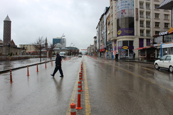 Marketlerin kapanmasına dakikalar kala Erzurum’da hareketlilik yaşandı