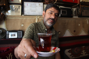 Müşteriye özel isimli çay bardağıyla virüse önlem alıyor
