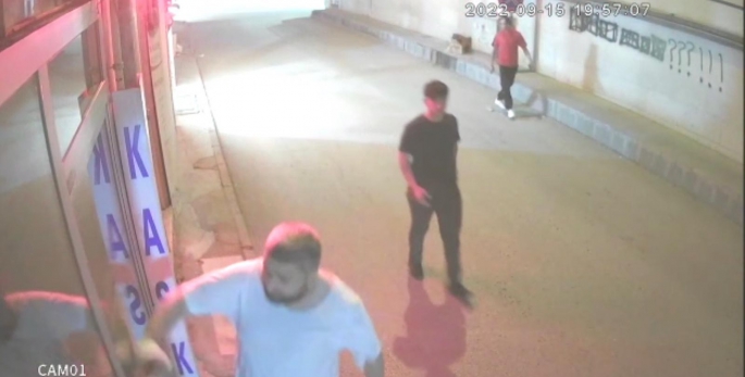 Nedenini kimse anlayamadı, önüne gelen dükkanın camına tekme ve yumruk attı