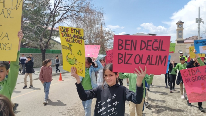 Öğrenciler israfa dur demek için yürüdü