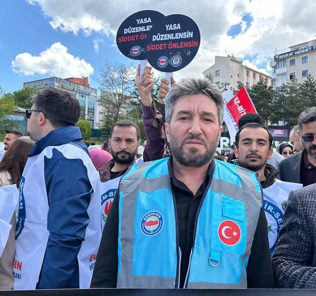 ÖĞRETMENLER ÖLDÜRÜLEN MESLEKTAŞLARI İÇİN İLK DERSE GİRMEDİ!