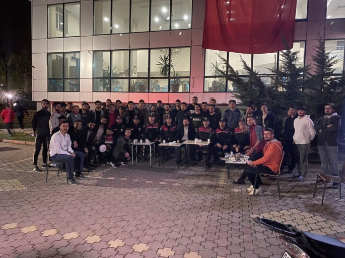 'Olay var' ihbarıyla yurda giden polislere üniversiteli gençlerden sürpriz kutlama