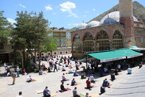 Oltu’da tarihi Aslanpaşa Camisi’nde cuma kılındı