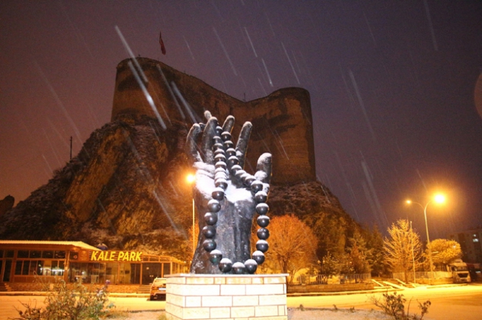 Özlenen kar Oltu’ya yağdı