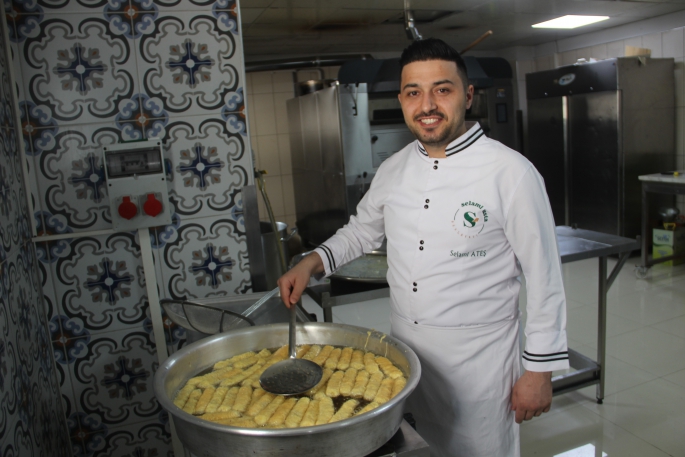 Ramazan'ın vazgeçilmez tatlısı kadayıf dolması iftar sofraları için hazır