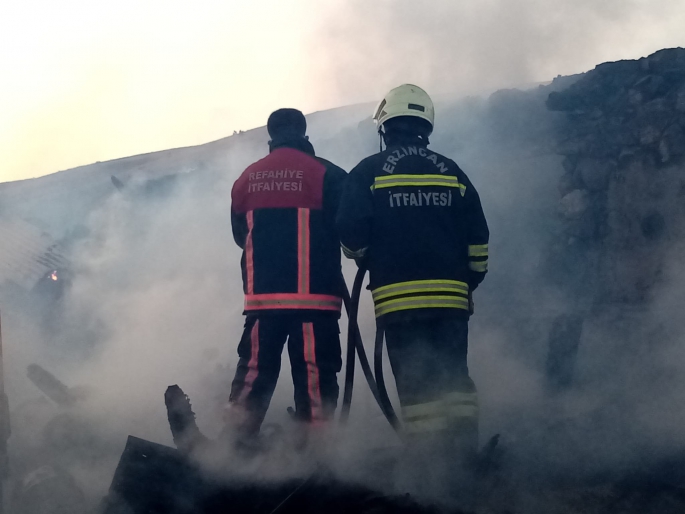 Refahiye’deki yangında ev ile odunluk zarar gördü