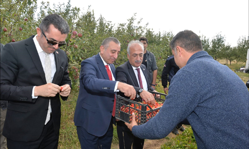 Rektör Çomaklı hükümlülerin yetiştirdiği ürünleri inceledi